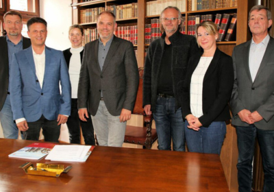 Pressebild bei der Unterzeichnung eines neuen Standorts für Steamergy in Stralsund,
